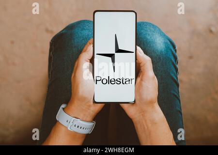 In dieser Abbildung wird das Polestar-Logo auf einem Smartphone-Bildschirm angezeigt. Stockfoto