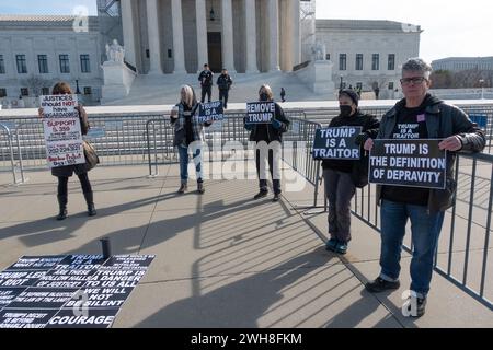 8. Februar 2024: Demonstranten außerhalb des Obersten Gerichtshofs als Richter im Inneren hören mündliche Argumente in Fällen, die von Einwohnern von Colorado eingereicht wurden, die behaupten, dass der ehemalige Präsident Trump wegen der Aufstandsklausel der US-Verfassung nicht berechtigt ist, an den Präsidentschaftswahlen 2024 teilzunehmen. Stockfoto