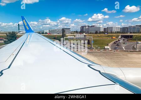 Paris, Frankreich - 21. Juni 2019: Wingview des Flugzeugs der Ukraine International Airlines Boeing 737-800 (UR-UIB) auf dem Flughafen Paris Charles de Gaulle Stockfoto