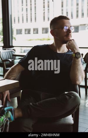 Porträt eines jungen Mannes in Brille Stockfoto