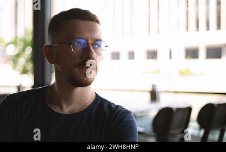 Porträt eines jungen Mannes in Brille Stockfoto