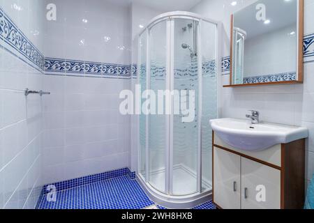 Ein Bild von einem großen Gästebad mit einer Dusche in einem luxuriösen Ferienhaus Stockfoto