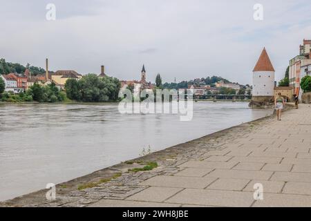 Passau, Deutschland - 21. Juli 2023: Panoramaaussicht Schaibling Tower und Promenade am Inn, Passau, Niederbayern, Deutschland Stockfoto