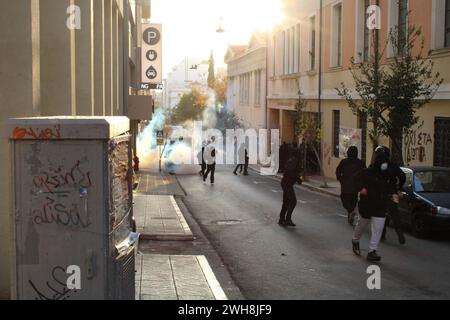 Athen, Griechenland. Februar 2024. Athen, Griechenland 8. Februar 2024. Am 8. Februar 2024 stieß die Polizei mit einer kleinen Gruppe aus dem Protest der Studenten am Eingang der Athens School of Law in Athen, Griechenland, zusammen. (Foto: Kostas Galanis/SIPA USA) Credit: SIPA USA/Alamy Live News Stockfoto