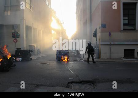 Athen, Griechenland. Februar 2024. Athen, Griechenland 8. Februar 2024. Am 8. Februar 2024 stieß die Polizei mit einer kleinen Gruppe aus dem Protest der Studenten am Eingang der Athens School of Law in Athen, Griechenland, zusammen. (Foto: Kostas Galanis/SIPA USA) Credit: SIPA USA/Alamy Live News Stockfoto