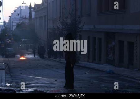 Athen, Griechenland. Februar 2024. Athen, Griechenland 8. Februar 2024. Am 8. Februar 2024 stieß die Polizei mit einer kleinen Gruppe aus dem Protest der Studenten am Eingang der Athens School of Law in Athen, Griechenland, zusammen. (Foto: Kostas Galanis/SIPA USA) Credit: SIPA USA/Alamy Live News Stockfoto