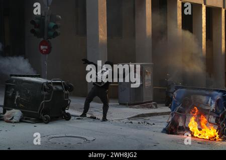 Athen, Griechenland. Februar 2024. Athen, Griechenland 8. Februar 2024. Am 8. Februar 2024 stieß die Polizei mit einer kleinen Gruppe aus dem Protest der Studenten am Eingang der Athens School of Law in Athen, Griechenland, zusammen. (Foto: Kostas Galanis/SIPA USA) Credit: SIPA USA/Alamy Live News Stockfoto