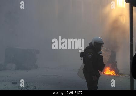 Athen, Griechenland. Februar 2024. Athen, Griechenland 8. Februar 2024. Am 8. Februar 2024 stieß die Polizei mit einer kleinen Gruppe aus dem Protest der Studenten am Eingang der Athens School of Law in Athen, Griechenland, zusammen. (Foto: Kostas Galanis/SIPA USA) Credit: SIPA USA/Alamy Live News Stockfoto