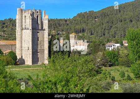 Ein Blick auf die Abtei St. Mary und die Kirche St. Michel in der mittelalterlichen Stadt Lagrasse, Frankreich, an einem sonnigen Frühlingsmorgen ohne Menschen. Stockfoto