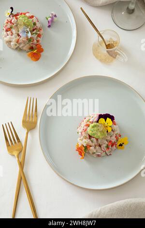 Kingfish Tartar serviert mit essbaren Blumen in einem Restaurant Stockfoto