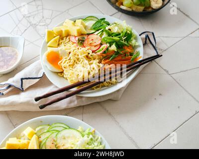 Salat Ramen: Vegetarische Gerichte mit Eiernudeln, Mango, Limette und Gemüse. Gesunde panasische Küche Stockfoto