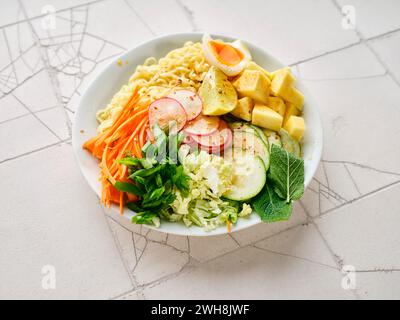 Salat Ramen: Vegetarische Gerichte mit Eiernudeln, Mango, Limette und Gemüse. Gesunde panasische Küche Stockfoto