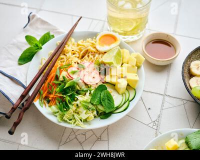 Salat Ramen: Vegetarische Gerichte mit Eiernudeln, Mango, Limette und Gemüse. Gesunde panasische Küche Stockfoto