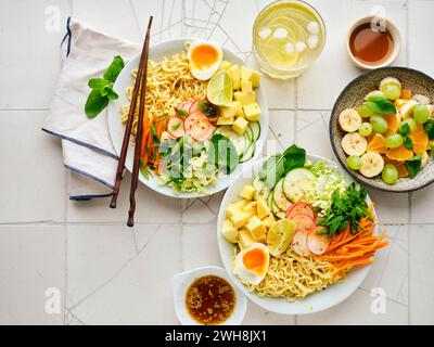 Salat Ramen: Vegetarische Gerichte mit Eiernudeln, Mango, Limette und Gemüse. Gesunde panasische Küche Stockfoto