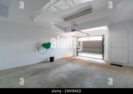 Eine große private Garage in einem luxuriösen mediterranen Apartment Stockfoto