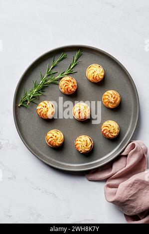 Mini-Lamm-, Erbsen- und Rosmarin-Schäfer-Kuchen, Parmesan und Knoblauch-Herzogin-Kartoffel Stockfoto