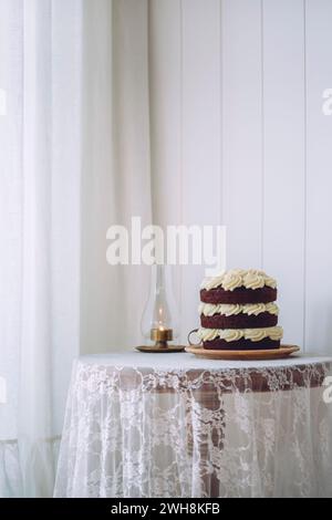 Schokoladenschwamm und weißer Zuckerkuchen auf einem Tisch Stockfoto