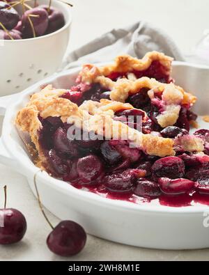 Veganer Kirschkuchen in einem White Pie Gericht Stockfoto