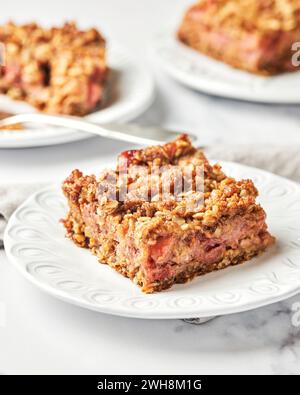 Erdbeer-Rhabarber-Crumb-Bar auf einem weißen Teller Stockfoto