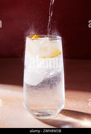 Limonade in einem Glas mit sprudelnden Blasen Stockfoto