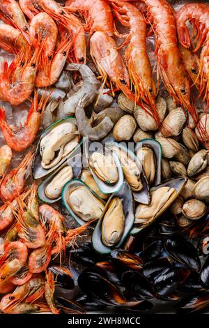 Rohe frische Meeresfrüchte Cocktail hautnah mit Miesmuscheln, Venusmuscheln, Vongole, Garnelen und Krabben Stockfoto