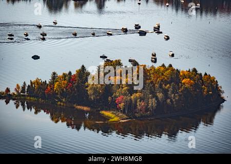 Insel mitten im See monroe, umgeben von bunten bewaldeten Hügeln im Herbst, Mont-Tremblant, Kanada Stockfoto