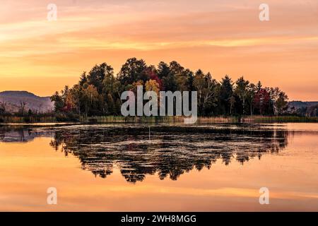 Farbenfroher Herbstabend, der sich im See spiegelt. Farbenfroher Herbstuntergang im Bergsee. Farbenfrohe Herbstlandschaft. Parc National Mont Tremblant. Québec. Stockfoto