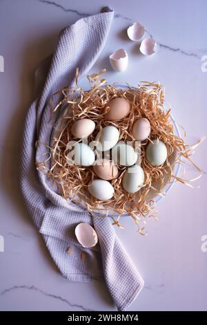 Araucana Hühnereier in freier Reichweite, einschließlich blauer und grüner Farben, Flachbild. Stockfoto