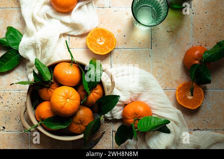 Stillleben von Clementinen in einer Schüssel auf gekacheltem Hintergrund Stockfoto