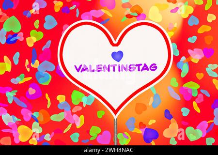 8. Februar 2024: Valentinstag, Begrüßung auf einem Herzzeichen umgeben von bunten Herzen als Symbol für 14.02. Valentinstag vor rotem Hintergrund FOTOMONTAGE *** Valentinstag, Gruß auf einem Herz Schild umgeben von bunten Herzen als Symbol für den 14.02. Valentinstag vor rotem Hintergrund FOTOMONTAGE Stockfoto