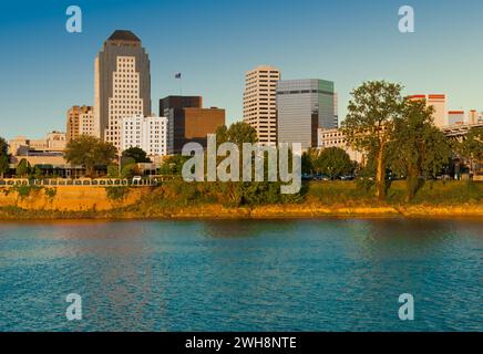 Skyline der Stadt Shreveport, Louisiana, entlang des Red River Stockfoto