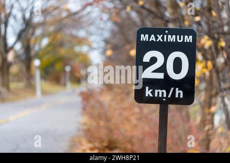 Geschwindigkeitsbegrenzungsschild, 20 km/h für Fahrradwege im Park. Stockfoto