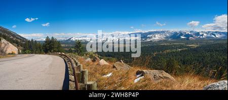 Panoramablick auf Jackson Hole, Wyoming, hoch oben auf dem Teton Pass Highway zwischen Idaho und Wyoming Stockfoto