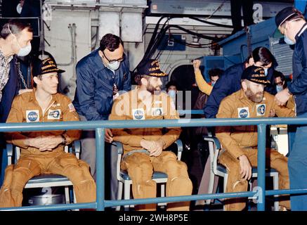 San Diego, Kalifornien, USA. Februar 2024. FILE: An diesem Tag, 8. Februar 1974: Die Besatzungsmitglieder der dritten und letzten bemannten Skylab-Mission entspannen sich auf der USS New Orleans, dem wichtigsten Bergungsschiff für ihre Mission, etwa eine Stunde nach dem Absturz ihres Kommandomoduls um 10:17 Uhr (CDT), 8. Februar 1974. Der Spritzer, der 176 Meilen von San Diego entfernt stattfand, beendete 84 rekordverdächtige Flugtage an Bord der Skylab-Raumstation im Erdumlauf. (Kreditbild: © NASA/ZUMA Press Wire) NUR REDAKTIONELLE VERWENDUNG! Nicht für kommerzielle ZWECKE! Stockfoto