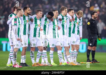 Groningen, Niederlande. Februar 2024. GRONINGEN, NIEDERLANDE - 8. FEBRUAR: Marvin Peersman des FC Groningen, Luciano Valente vom FC Groningen, Romano Postema vom FC Groningen, Thijmen Blokzijl vom FC Groningen, Rui Mendes vom FC Groningen, Isak Dybvik Maatta vom FC Groningen, Fofin Turay vom FC Groningen, Nick Bakker vom FC Groningen, Tika de Jonge vom FC Groningen während des TOTO KNVB Cup Viertelfinales zwischen dem FC Groningen und Fortuna Sittard am 8. Februar 2024 bei Euroborg in Groningen, Niederlande. (Foto: Pieter van der Woude/Orange Pictures) Credit: Orange Pics BV/Alamy Live News Stockfoto