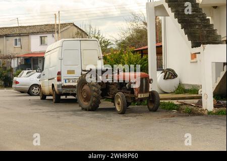 Gaziveren/ Zypern - 02.03.2024: Alter Traktor in einem Dorf auf Zypern im Winter Stockfoto