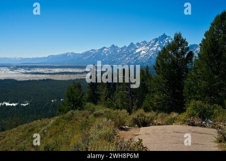 Blick südlich von Jackson Hole und der Teton Range vom Jackson Point Overlook auf dem Signal Mountain, einem mäßig hohen Hügel Stockfoto