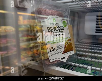 Neben Hackfleisch, pflanzlichem Fleischersatz, durch Beyond Meat, im Ladenfroster. Stockfoto