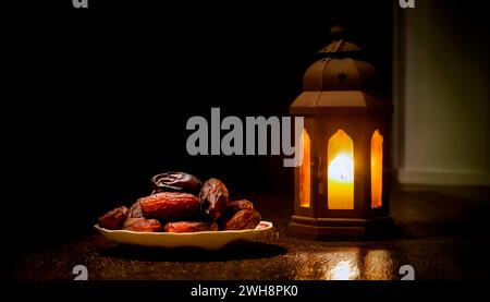 Ramadan-Konzept. Datumsangaben im Vordergrund. Ramadan Laterne auf einem Holztisch. Stockfoto
