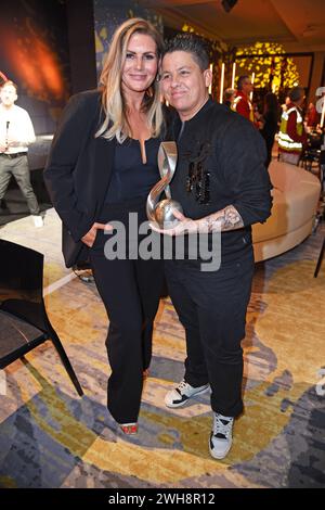 Kerstin Ott mit Ehefrau Karolina Koeppen - DEUTSCHER MUSIKAUTOR*INNENPREIS 2024 im Hotel The Ritz-Carlton in Berlin am 08.02.2024 *** Kerstin Ott mit Ehefrau Karolina Koeppen DEUTSCHER MUSIK AUTHORINNEN PREIS 2024 im Ritz Carlton Hotel in Berlin am 08 02 2024 Stockfoto