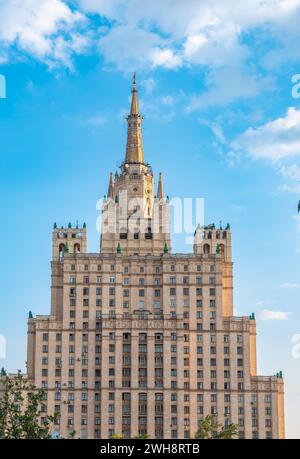 Der Blick auf das stalinistische Wohnhochhaus am Kudrinskaya-Platz. Es ist eines von sieben stalinistischen Wolkenkratzern, die in den Jahren 1947-1954 erbaut wurden. Mosco Stockfoto