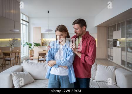 Unglückliche Ehefrau, die Stress, Depression, Trauer, tröstet von einem liebevollen, aufmerksamen, zärtlichen Ehemann Stockfoto