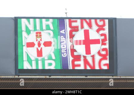 Große Bildschirme zeigen Länderflaggen England gegen Nordirland UEFA Frauen Euro 15 Juli 2022 St Marys Stadium Southampton Stockfoto