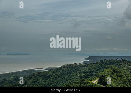 Costa Rica, Bijagual - 22. Juli, 20.23: Pura Vida Garten Naturschutzgebiet. Pazifik-Küste unter graublau-regnerischer Wolkenlandschaft. Grüner Regenwald Stockfoto