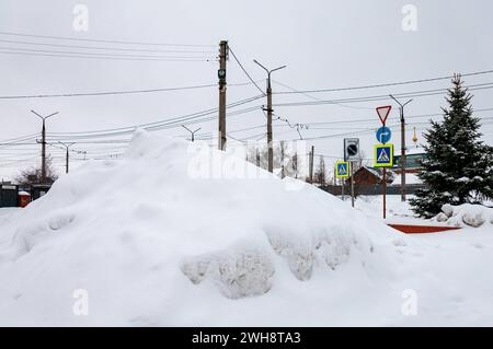 Folgen des Schneefalls Ein riesiger Schneeberg auf der Straße Samara Region Russland Urheberrecht: XSvetlanaxVozmilovax Vozmilova4105 Stockfoto