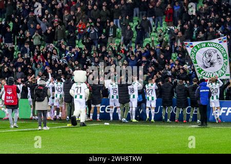 Groningen, Niederlande. Februar 2024. GRONINGEN, NIEDERLANDE - 8. FEBRUAR: Spieler des FC Groningen feiern Sieg, Marvin Peersman des FC Groningen, Nick Bakker vom FC Groningen, Isak Dybvik Maatta vom FC Groningen, Rui Mendes vom FC Groningen während des TOTO KNVB Cup Viertelfinales zwischen dem FC Groningen und Fortuna Sittard in Euroborg am 8. Februar 2024 in Groningen, Niederlande. (Foto: Pieter van der Woude/Orange Pictures) Credit: Orange Pics BV/Alamy Live News Stockfoto