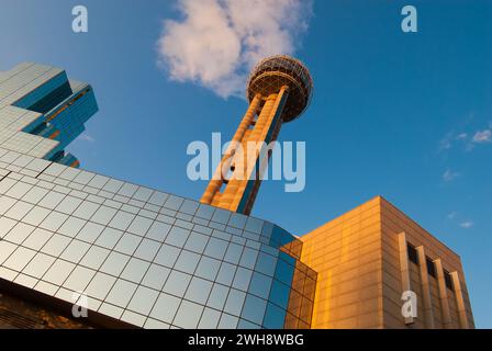 Reunion Tower, erbaut 1978, ein Wahrzeichen von Dallas - ein Hyatt Regency Hotel wurde 2000 als Ergänzung zum Turm gebaut - Dallas, Texas - USA Stockfoto