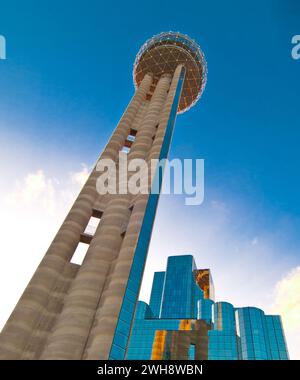 Reunion Tower, erbaut 1978, ein Wahrzeichen von Dallas - ein Hyatt Regency Hotel wurde 2000 als Ergänzung zum Turm gebaut - Dallas, Texas - USA Stockfoto