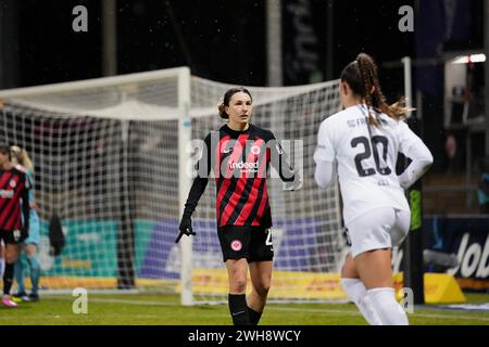 Frankfurt, Deutschland. Februar 2024. Frankfurt, 8. Februar 2024: Barbara Dunst ( 28 Frankfurt ) während des DFB-Pokal-Fußballspiels zwischen Eintracht Frankfurt und SC Freiburg im Stadion am Brentanobad in Frankfurt. (Julia Kneissl/SPP) Credit: SPP Sport Press Photo. /Alamy Live News Stockfoto