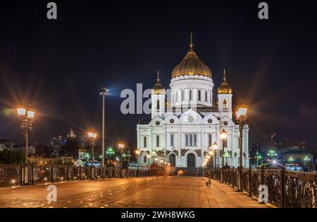 Kathedrale Christi des Erlösers und Patriarshy Brücke bei Nacht in Moskau, Russland. Die berühmteste und schönste Aussicht auf die Kathedrale Christi des Erlösers in Stockfoto